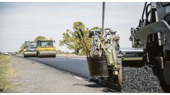 costos. YPF remarcó el precio del asfalto en las últimas semanas y puso una presión extra a los planes de obras públicas en provincias, que negocian en paralelo posibles recortes con Nación tras acuerdo con el FMI.