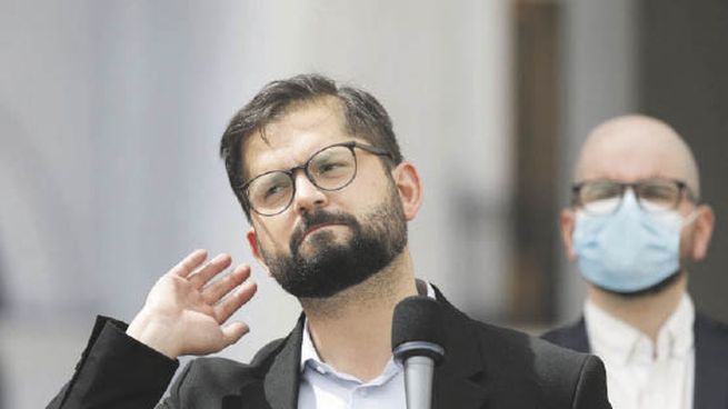 LLAMADOS DE ATENCIÓN. El Congreso y la opinión pública terminaron rápidamente con la luna de miel de Gabriel Boric en Chile. El nuevo presidente suma llamados de atención sobre el rumbo de su joven administración.