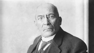 En 1913 el rey Alfonso XIII, de España, reconoce al gobierno del general Huerta.