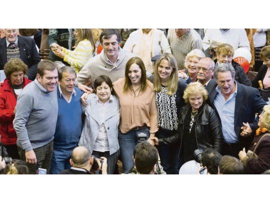 Triple turno. Bullrich gastó ayer los zapatos en el conurbano. Acompañó a Vidal a San Miguel para apoyar a Pablo de la Torre, después fue a Quilmes con Martiniano Molina y más tarde, a un timbreo en Lanús con Grindetti.
