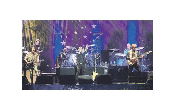 ámbito.com | Ringo Starr con su All Starr Banda compuesta por Steve Lukather (Toto), Richard Page (Mr. Mister), Gregg Rolie (Santana), Todd Rundgren (Utopia) y Gregg Bissonette (David Lee Roth) y Warren Ham.