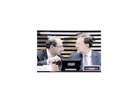 Paulo Skaf, de la Federación de Industrias de San Pablo, dialoga con el debilitado primer ministro español, Mariano Rajoy. Fue en un encuentro en el que este último recomendó inversiones en España.