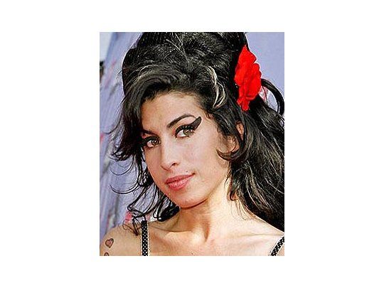 Amy Winehouse interrumpió su concierto diciendo perdón, estoy aburrida.