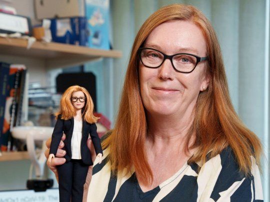 Barbie estrena una muñeca en homenaje a la creadora de la vacuna británica  contra el Covid-