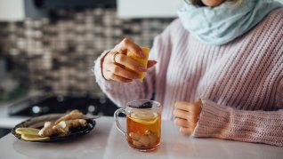Por sus propiedades antioxidantes y antiinflamatorias, este té es conocido dentro de la cosmética natural porque favorece una piel más luminosa.&nbsp;