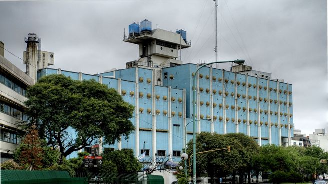 El Hospital Naval podría limitar sus servicios de atención.