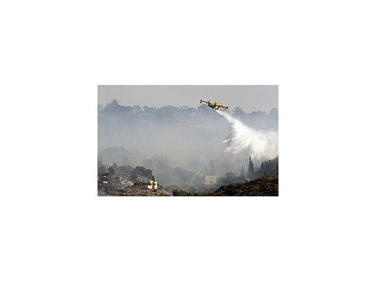 Aún no está controlado el fuego, aunque los bomberos esperan poder hacerlo en las próximas horas
