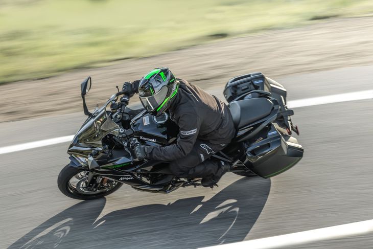 The edition adds additional components: Brembo brakes M4.32, specific pump and discs, metal stenos, Öhlins S46 rear suspension with remote preload and heated fists.