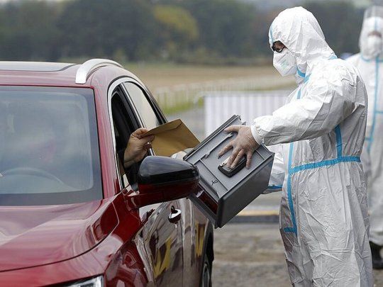 En Rep&uacute;blica Checa habilitaron espacios para votar desde el auto en caso de tener coronavirus.&nbsp;