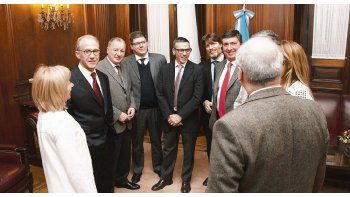 ámbito.com | Cambio. Carlos Rosenkrantz junto a los secretarios de la Corte.