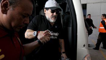 Maradona arribó, recibió notificación judicial y habló de Fernández-Fernández
