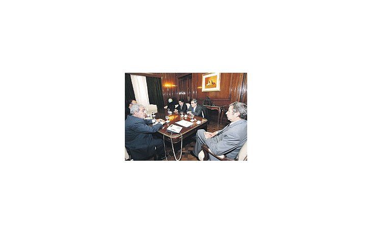 ámbito.com | El titular de la Democracia Cristiana, Carlos Traboulsi, visitó a Cobos en su despacho junto a los dirigentes Gustavo Coppola y Horacio Oyhanart.