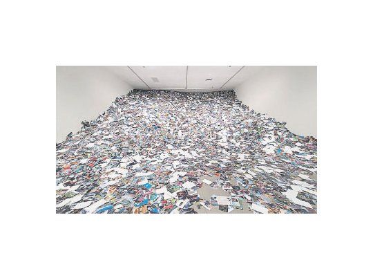 “24 HRS in Photos”, de Erik Kessels, fotos impresas que se subieron a Flickr durante un día, una de las obras de una muestra que explora el fenómeno de la explosión de datos en que estamos inmersos.