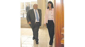 ámbito.com | Felisa Miceli y Héctor Méndez, presidente de la UIA, entrandoal Salón Petiriby de la sede de la entidad. La ministra escuchóreclamos (cordiales, desde ya) e hizo algunas promesas.