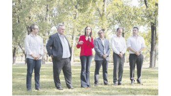 María Eugenia Vidal  acompañada por los intendentes  de San Miguel, Joaquin de la Torre; Lomas de Zamora, Martín Insaurralde y de Merlo, Gustavo Menéndez.