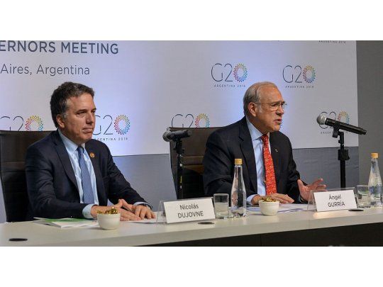 El ministro de Hacienda, Nicolás Dujovne junto al secretatio general de la OCDE, Ángel Gurría.