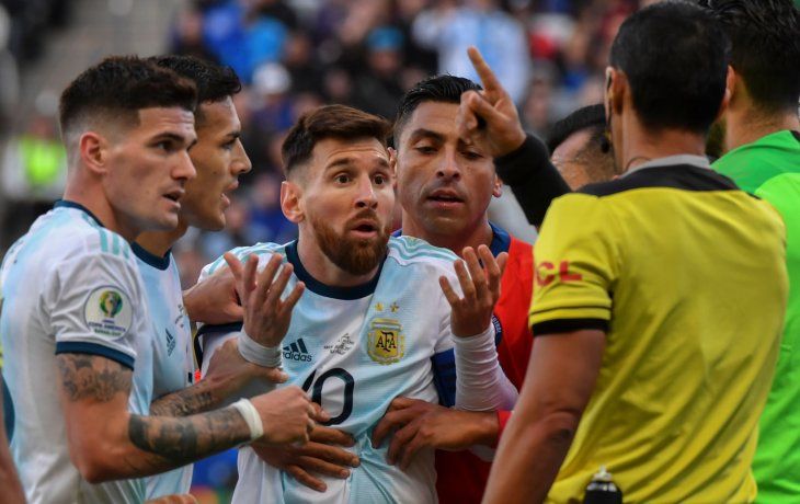 Lionel Messi intenta entender la expulsió de Díaz de Vivar durante el partido por el tercer puesto ante Chile.