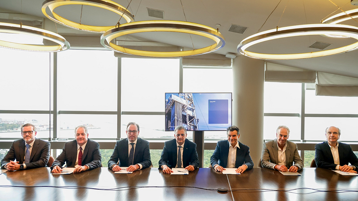 Vaca Muerta Oleoducto Sur. Por Pluspetrol, el acuerdo con los socios lo firmó Adrián Vila, gerente general de la empresa. Vaca Muerta Oleoducto Sur. Por Pluspetrol, el acuerdo con los socios lo firmó Adrián Vila, gerente general de la empresa.