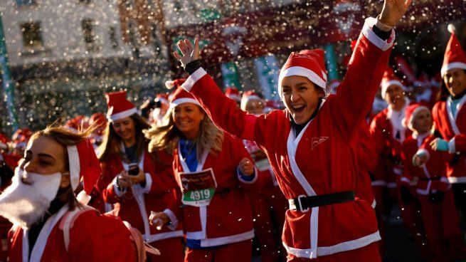 Madrid palpitó la Navidad con 7.000 personas vestidas de Papá Noel en una carrera benéfica