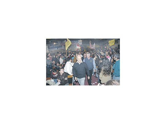 Roberto Lavagna junto a Jorge Sarghini en un acto en el conurbano, buscando peronistasque lo quieran votar. Su vice, Gerardo Morales, se encarga de tratar de frenar lafuga de radicales hacia el kirchnerismo.