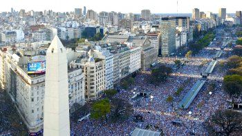 Miles de militantes de Juntos por el Cambio acompañaron a Macri en la 9 de Julio.
