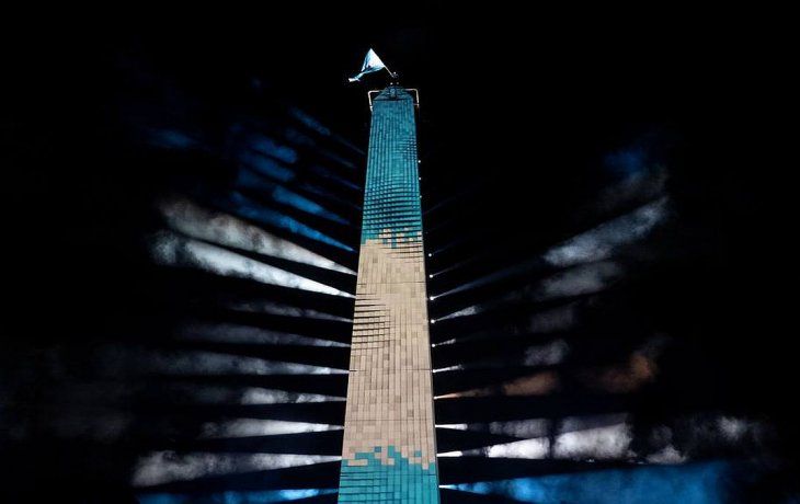 En la intersecci&oacute;n de las emblem&aacute;ticas avenidas 9 de Julio y Corrientes, se encuentra el Obelisco, el&nbsp;&iacute;cono porte&ntilde;o reconocido internacionalmente y postal obligada de turistas.