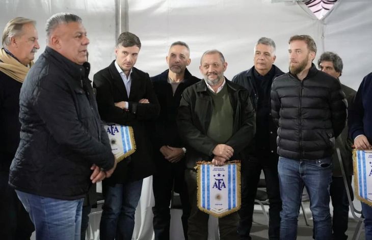 El Chiqui reunió intendentes y se mueve en el PJ bonaerense. El Chiqui reunió intendentes y se mueve en el PJ bonaerense.