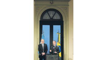 ámbito.com | Satisfechos, los cancilleres de la Argentina, Héctor Timerman, y de Brasil, Antonio Patriota, hablan a la prensa en Casa de Gobierno después de reunirse con Cristina de Kirchner. Ahora, organizarán la visita al país de Dilma Rousseff del 31 de enero.