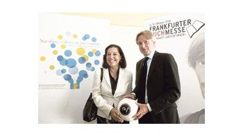 ámbito.com | Bromas futbolísticas: Magdalena Faillace, titular del comité organizador de Cancillería, y Jürgen Boss, director de la Feria del Libro, quien deseó suerte a la Argentina en Frankfurt pero no en Sudáfrica.