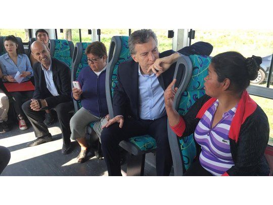 Mauricio Macri viajó en colectivo por la localidad de Pilar.