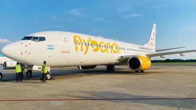 Flybondi, otra vez con problemas en las partidas de los vuelos.