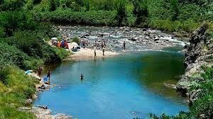 El turismo aventura en Argentina encuentra en El Durazno un lugar perfecto: ríos cristalinos, senderos serranos y planes al aire libre todo el año.  