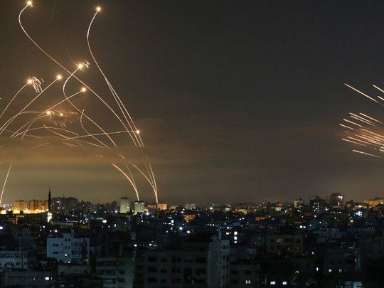 El sistema defensa israelí intercepta los misiles lanzados desde Gaza.