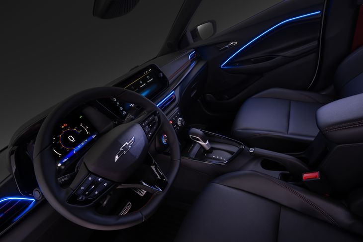 En el interior, el protagonista es el sistema Virtual Cockpit, que integra tablero digital de 8 pulgadas y pantalla multimedia de 11 pulgadas con conectividad inalámbrica, Wi-Fi nativo y compatibilidad con Android Auto y Apple CarPlay. En el interior, el protagonista es el sistema Virtual Cockpit, que integra tablero digital de 8 pulgadas y pantalla multimedia de 11 pulgadas con conectividad inalámbrica, Wi-Fi nativo y compatibilidad con Android Auto y Apple CarPlay.