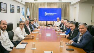 Colectivos: el Gobierno recibió a las cámaras empresarias. Colectivos: el Gobierno recibió a las cámaras empresarias.