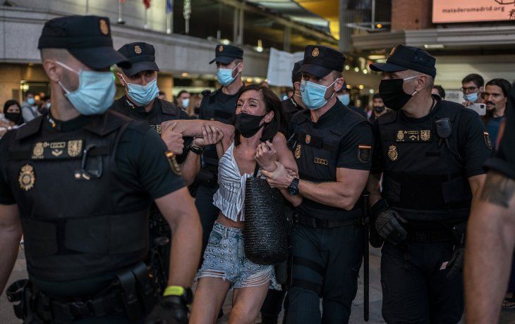Trece personas fueron arrestadas en una manifestaci&oacute;n nagacionista del coronavirus en Madrid.