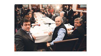 Alejandro Granados encabezó ayer el Consejo de Seguridad provincial, acompañado por el vicegobernador, Gabriel Mariotto; el jefe de Diputados, Horacio González, y de legisladores del FpV y de toda la oposición.