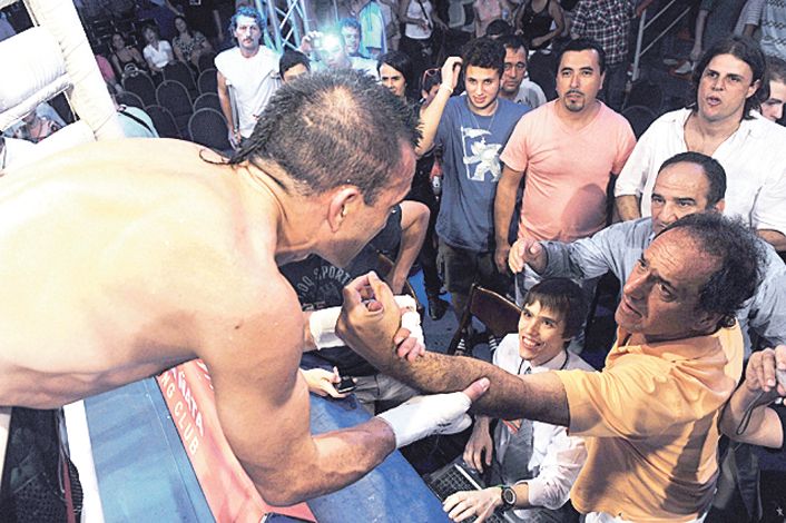 Debuta el box en La Ñata con un campeón del mundo, Omar Narváez, y un anfitrión como Daniel Scioli, que le pone función política al más mínimo acto. Ahora arma un grupo de “los 12 apóstoles” para sus planes.