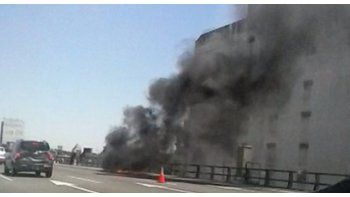 Espectacular incendio en la autopista Perito Moreno