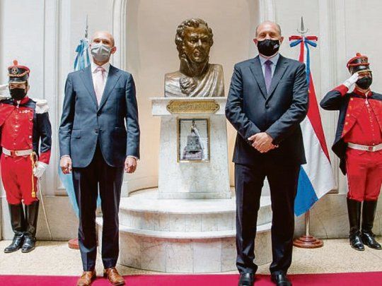 recepción. El gobernador de Santa Fe, Omar Perotti, recibió ayer al embajador de los Países Bajos en la Argentina, Roel Nieuwenkamp. Durante el encuentro, dialogaron sobre actividades agroalimentarias, la cooperación en manejo integral de recursos hídricos, desarrollos en biotecnología y bioeconomía, logística portuaria, así como también aspectos referidos a diferentes oportunidades comerciales con soja y maíz.