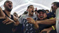 Está feliz. Juan Román Riquelme fue a votar rodeado del cariño del hincha de Boca.&nbsp;
