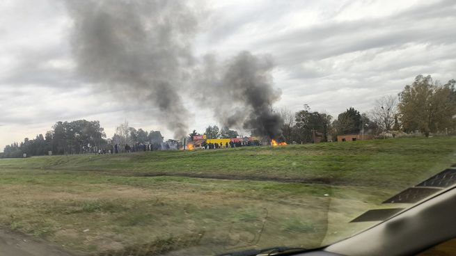 Manifestantes cortaron la autopista Buuenos Aires-La Plata a la altura de Bernal. 