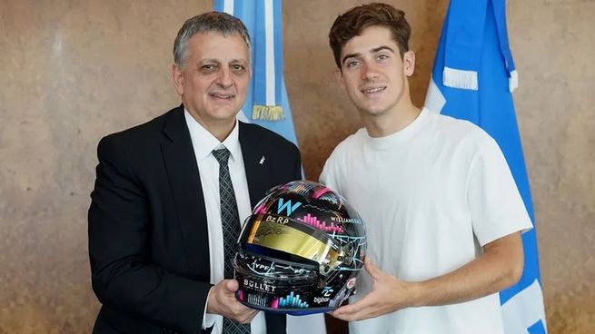 El presidente de YPF, Horacio Marín, y el piloto argentino Franco Colapinto.&nbsp;