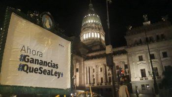 el oficialismo empapelo las calles en apoyo a los cambios en ganancias