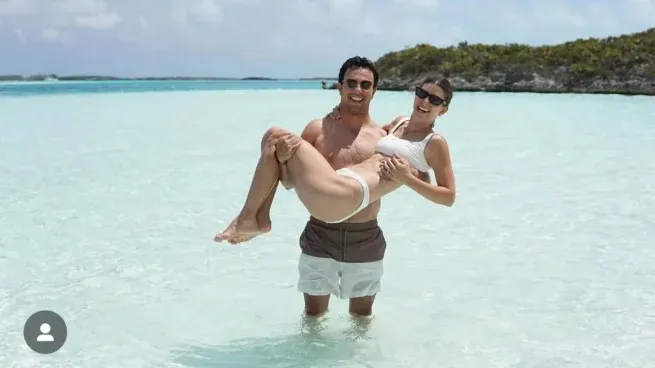 Sergio Checo Pérez disfruta de su buena vida junto a su esposa Carola Martínez en las paradisíacas playas del Caribe.