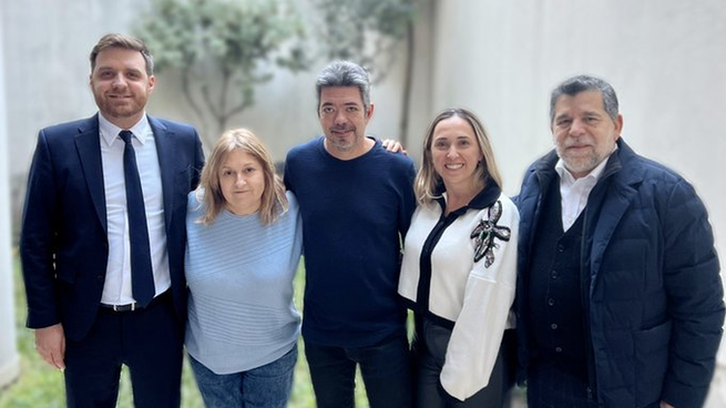 La titular de Confianza Pública, Graciela Ocaña, y los legisladores de su bloque, Sebastián Nagata y María Sol Ménez, junto a Emmanuel Ferrario y Claudio Romero, exPRO.&nbsp;