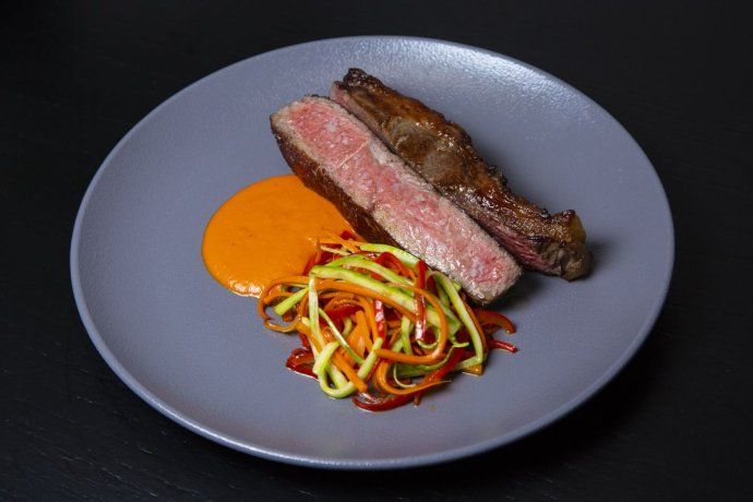 La carta combina sabores cotidianos con una mirada fresca y accesible, pensada para que más personas puedan disfrutar de una cocina cuidada sin resignar calidad.