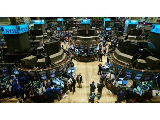 Wall St. trepó 2,1% por el crudo y dato positivo