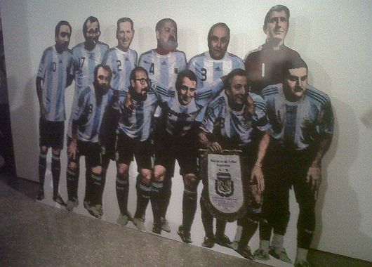 La foto de la Selección de pensadores argentinos. Néstor Kirchner con la cinta de capitán.