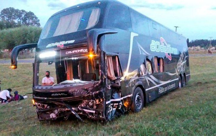 micro embistio un auto de frente en la ruta 9 (km 105, altura de lima): hay al menos 3 muertos y heridos